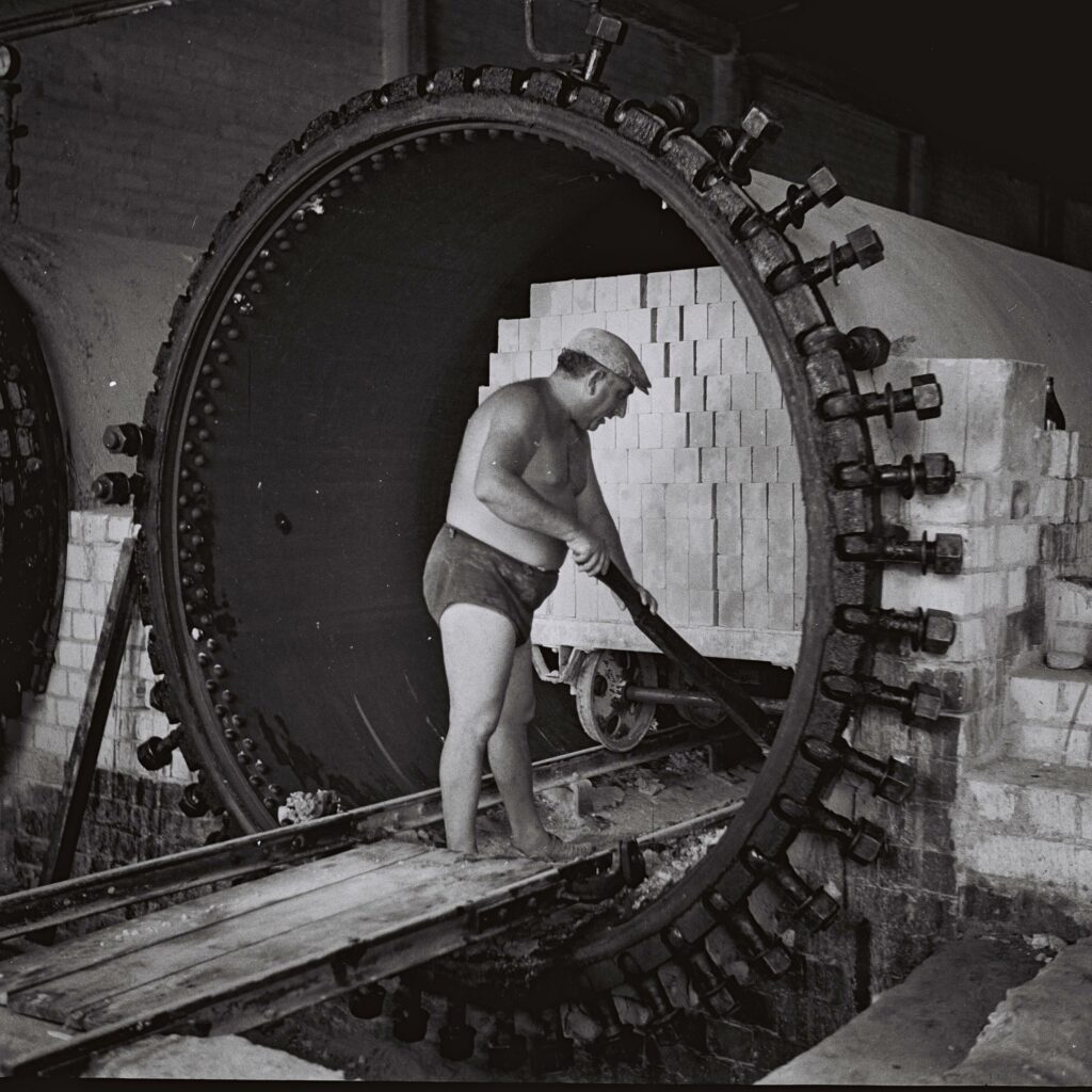 פועל במפעל לייצור לבני בנייה - פין הנס (חיים)