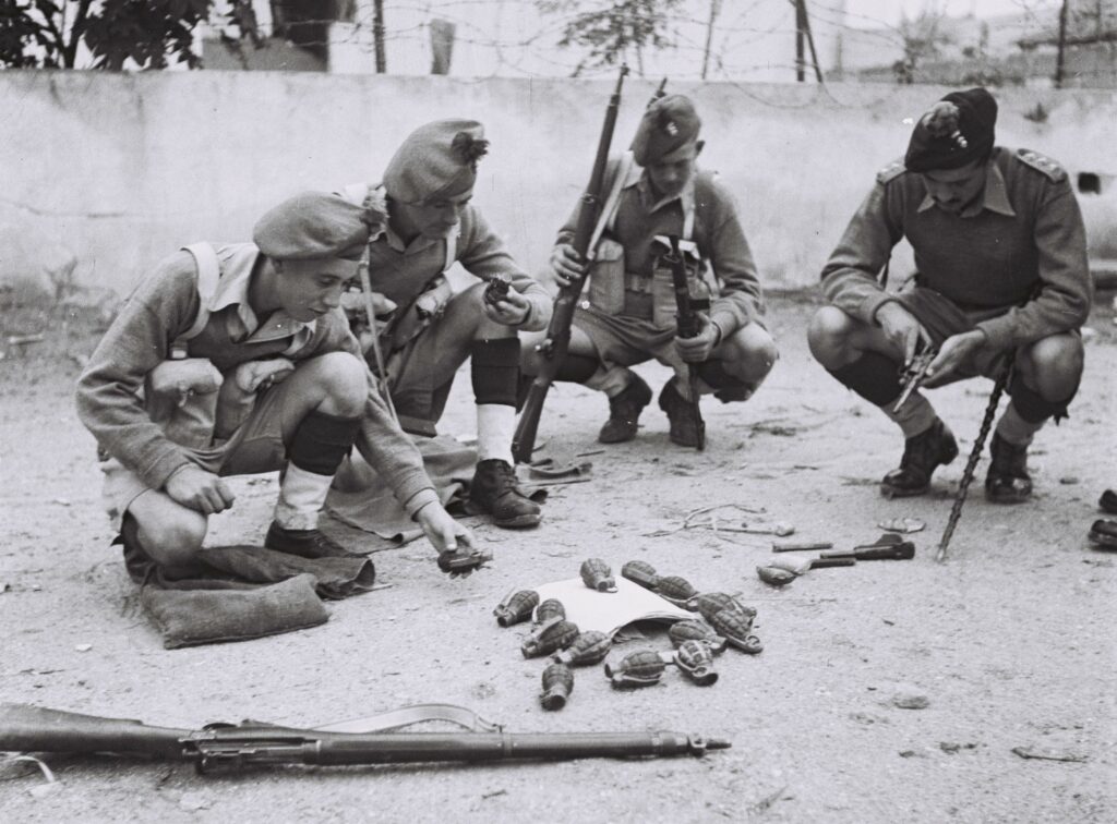 חיילים בריטיים בודקים רימונים וכלי נשק שהם החרימו ממקומות מחבוא של ארגון ההגנה בתל אביב - פין הנס (חיים)