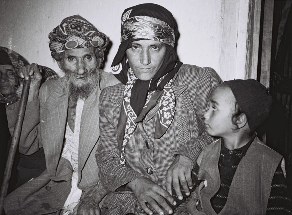 עולים מתימן בהגעתם ארצה במסגרת מבצע על כנפי נשרים (מרבד הקסמים) - פין הנס (חיים)