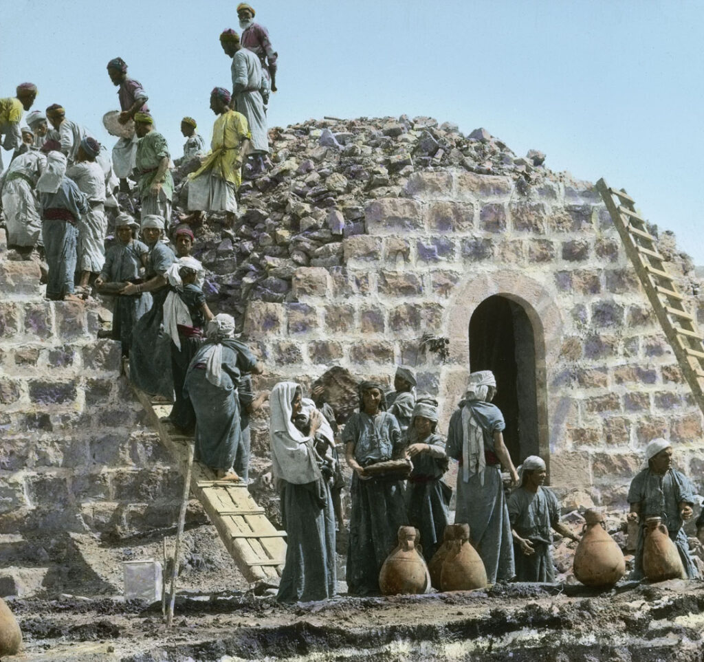 פועלים בהשלמת בית אבן כפרי, בית נקובא (בית נקופה), הרי ירושלים - אמריקן קולוני