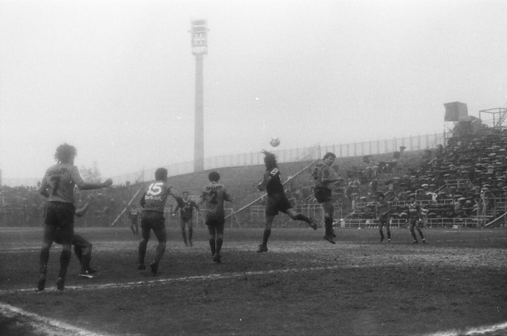 משחק בין מכבי תל־אביב ובין בית"ר ירושלים ביום חורפי - קנפר אריה (לובה)