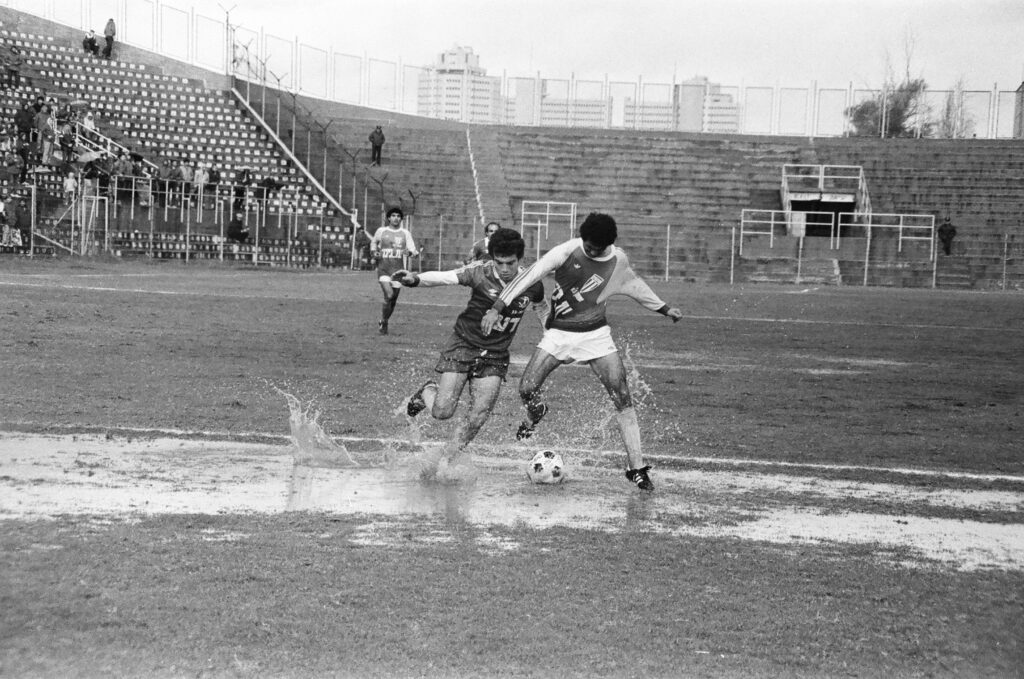 אלי אוחנה, שחקן בית"ר ירושלים, מול שחקן מכבי נתניה, ברקע: אורי מלמיליאן - קנפר אריה (לובה)
