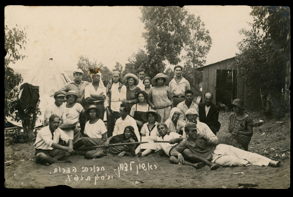 "חבורת הדרום", ראשון לציון, י"ב בסיון תרפ"ו, (25.5.1926). אולשטיין כורע בשורה השנייה, ראשון מימין