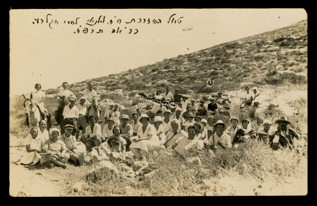 טיול לגלבוע בהדרכת זאב וילנאי, כ"ב באב תרפ"ז (20.8.1927). אולשטיין יושב שני משמאל 