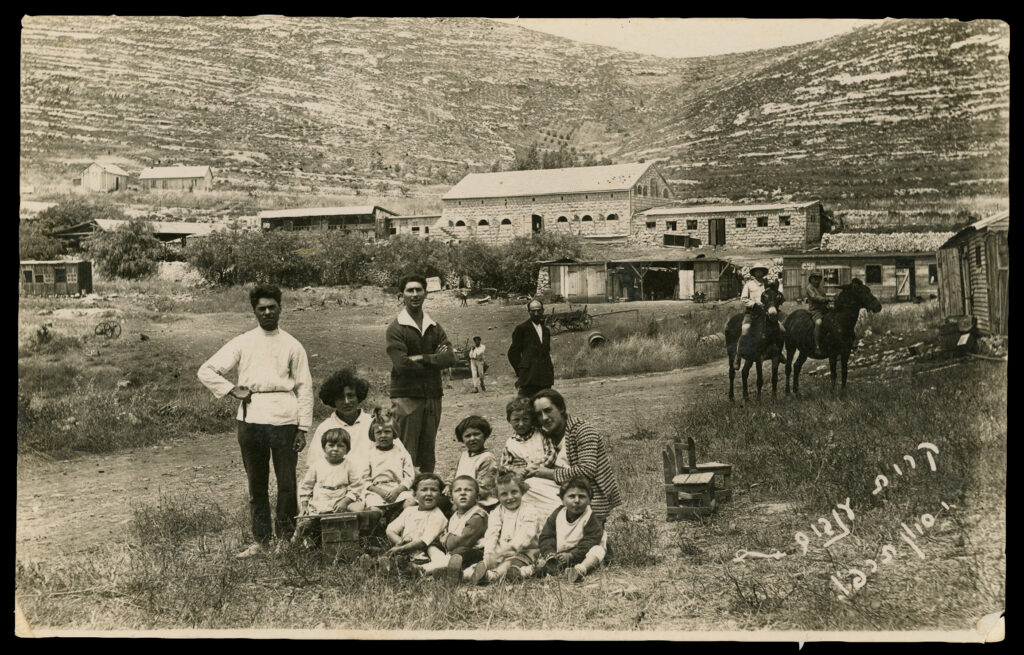 קריית ענבים, מאי 1926, אולשטיין עומד מאחור, במרכז הפריים