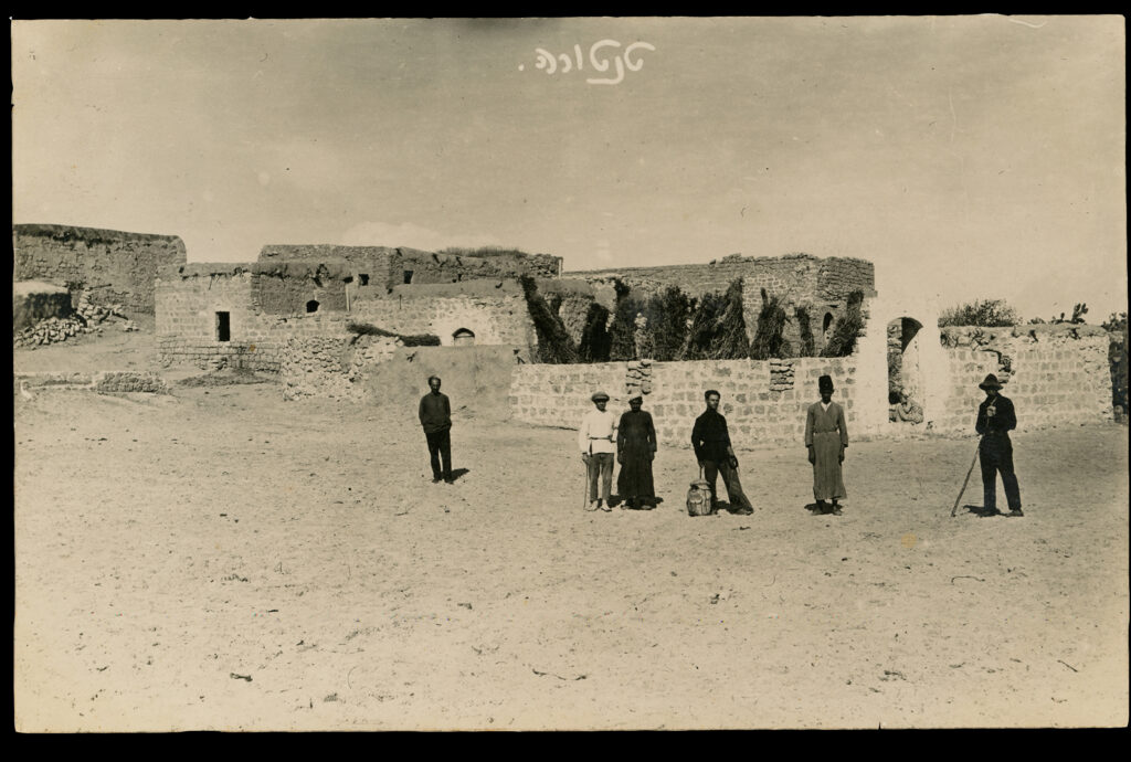 הכפר הערבי טנטורה (כיום בחוף דור), אולשטיין עומד משמאל