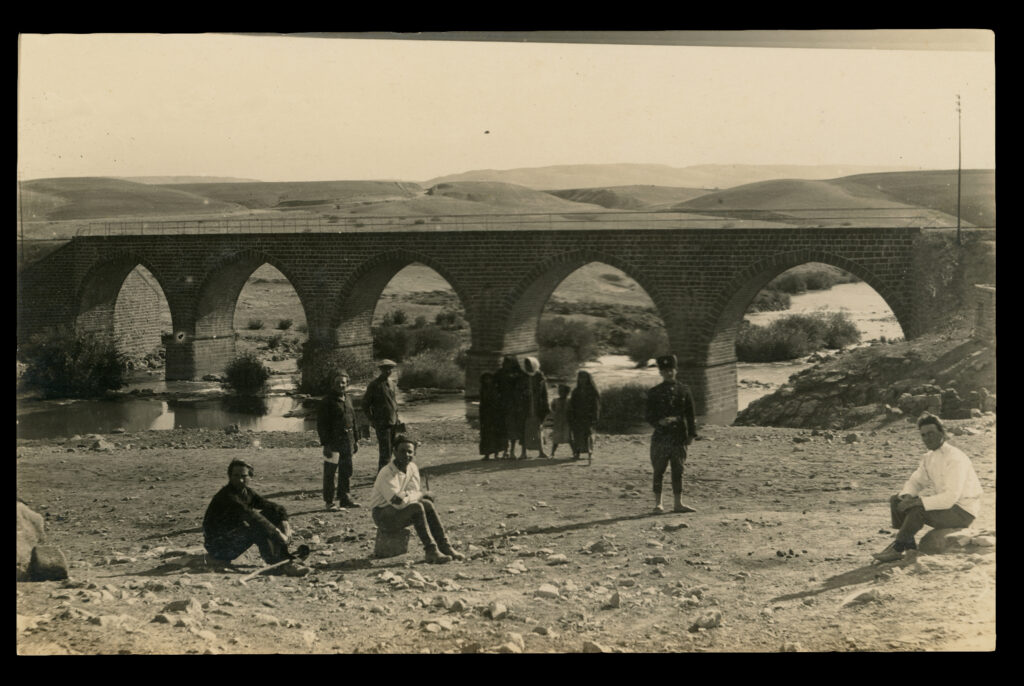 ג'יסר אל מג'מע, ליד קיבוץ גשר (כיום), אולשטיין עומד מאחור, שלישי משמאל  