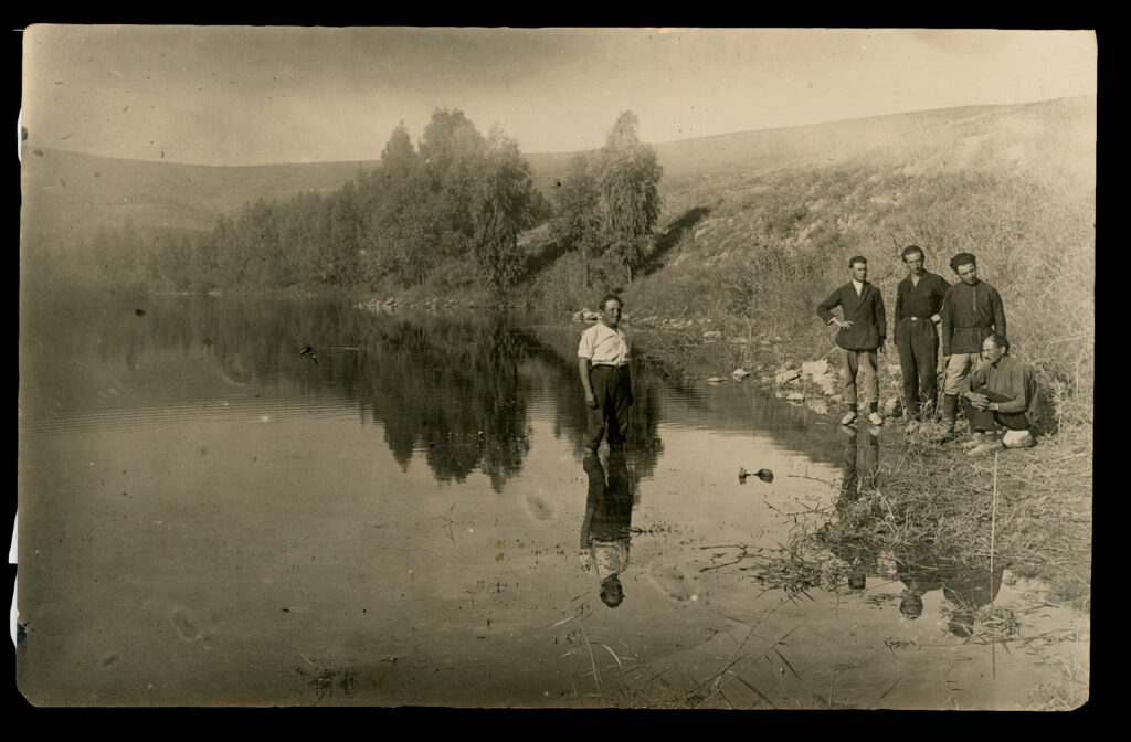 על שפת הירדן. אולשטיין כורע מימין
