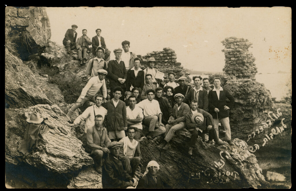 קבוצת מטיילים בהדרכת זאב וילנאי למושבות השומרון בקיסריה, ט' ניסן תרפ"ז (18.4.1927)