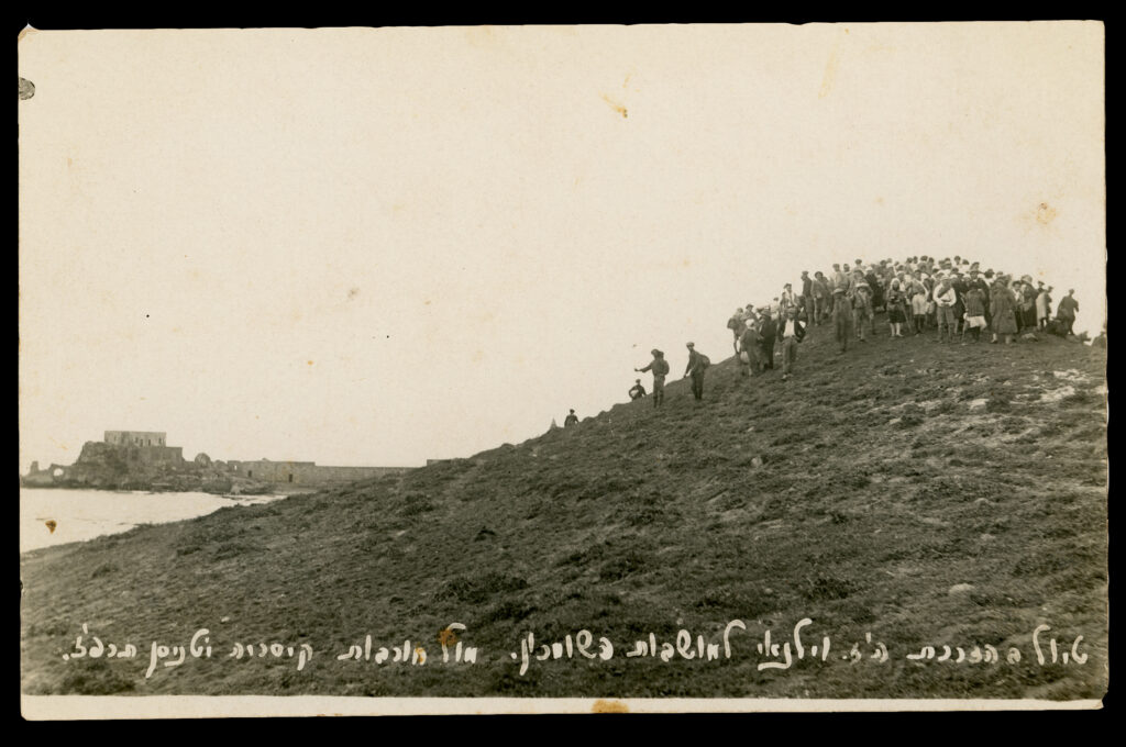 קבוצת מטיילים בהדרכת זאב וילנאי למושבות השומרון, חורבות קיסריה, י"ט ניסן תרפ"ז (21.4.1927)