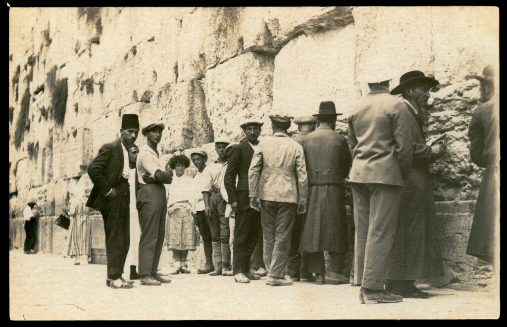 ירושלים, הכותל המערבי, אולשטיין עומד במרכז, מביט אל המצלמה