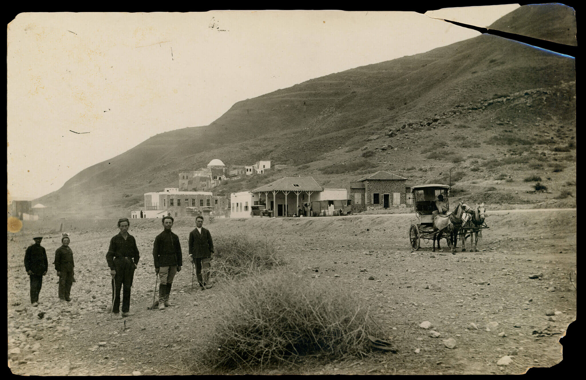 טבריה, באופק נראה קבר מאיר בעל הנס, אולשטיין עומד ראשון משמאל