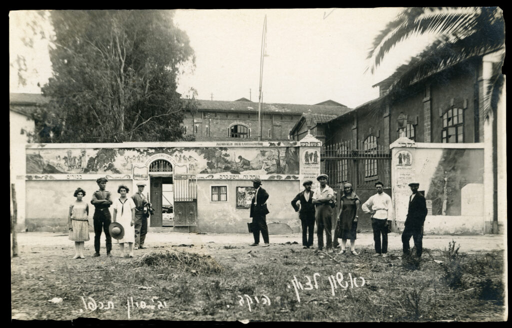 ראשון לציון, בחזית היקב, מאי 1926,  אולשטיין עומד ראשון מימין