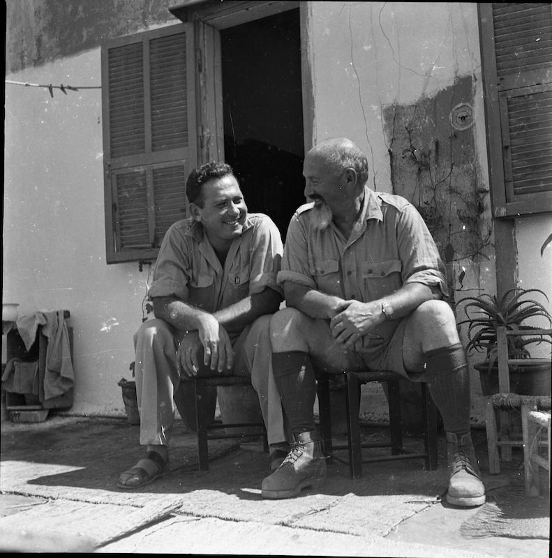 יצחק שדה עם מולה כהן בבית בשדרות רוטשילד - שדה (מייר) מרגוט