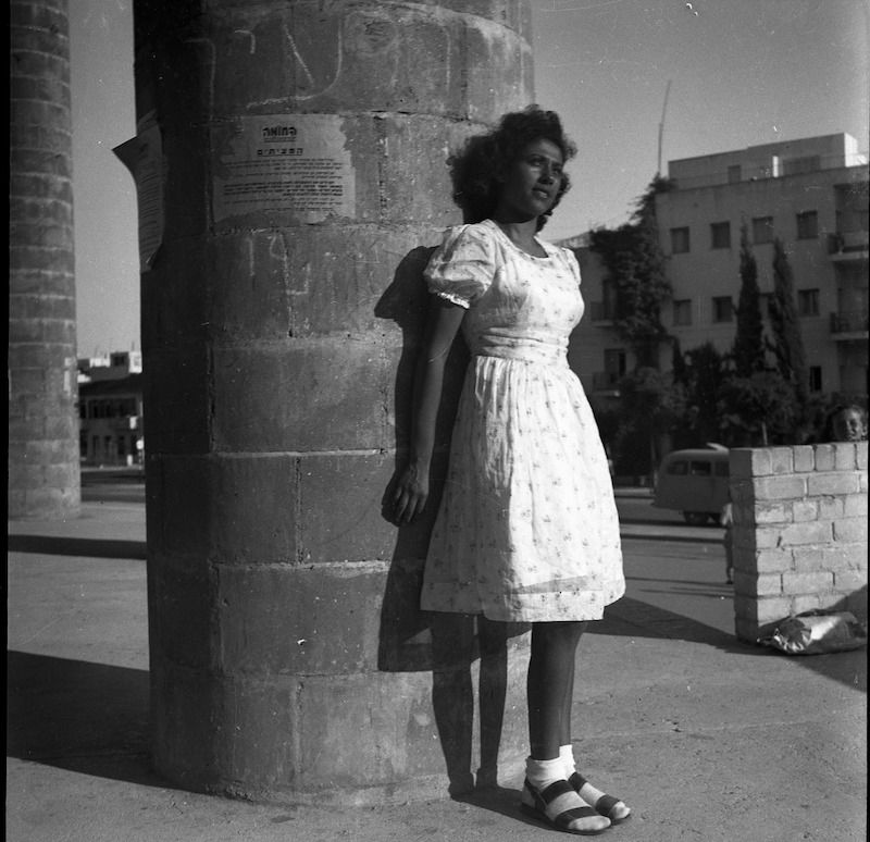 אשה ליד בניין הבימה - שדה (מייר) מרגוט