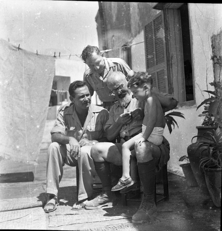 בעת ביקור מפקדים אצל יצחק שדה - שדה (מייר) מרגוט