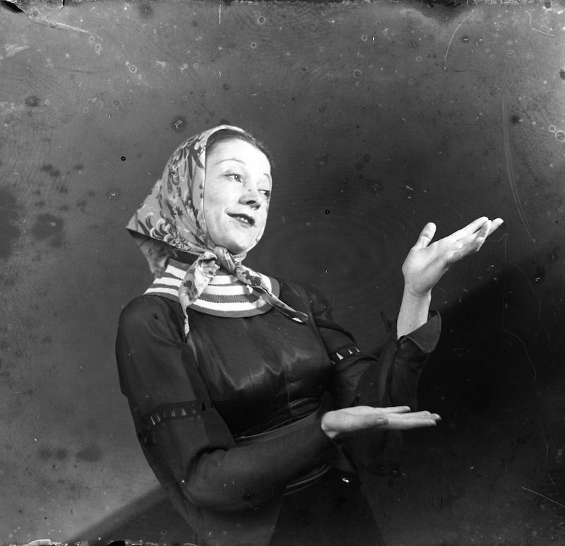 שחקנית בהצגה - שדה (מייר) מרגוט