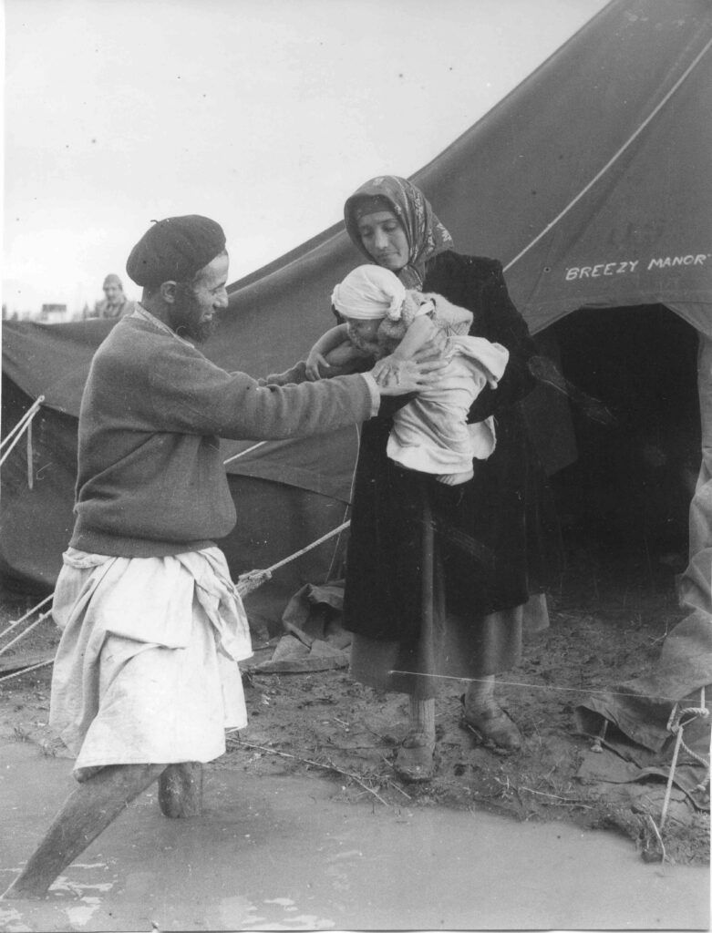 זוג הורים עולים מתימן עם תינוקת - צ'סניק פרד