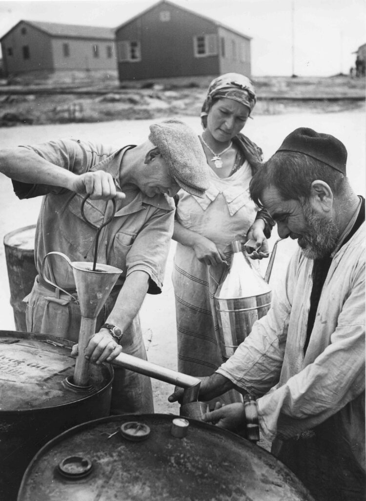 עולים ממלאים פחים במי שתייה - צ'סניק פרד