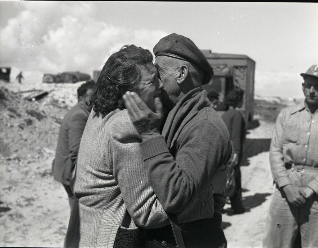 שבויי ניצנים חוזרים במהלך חילופי שבויים בין ישראל למצרים - רותנברג בנו