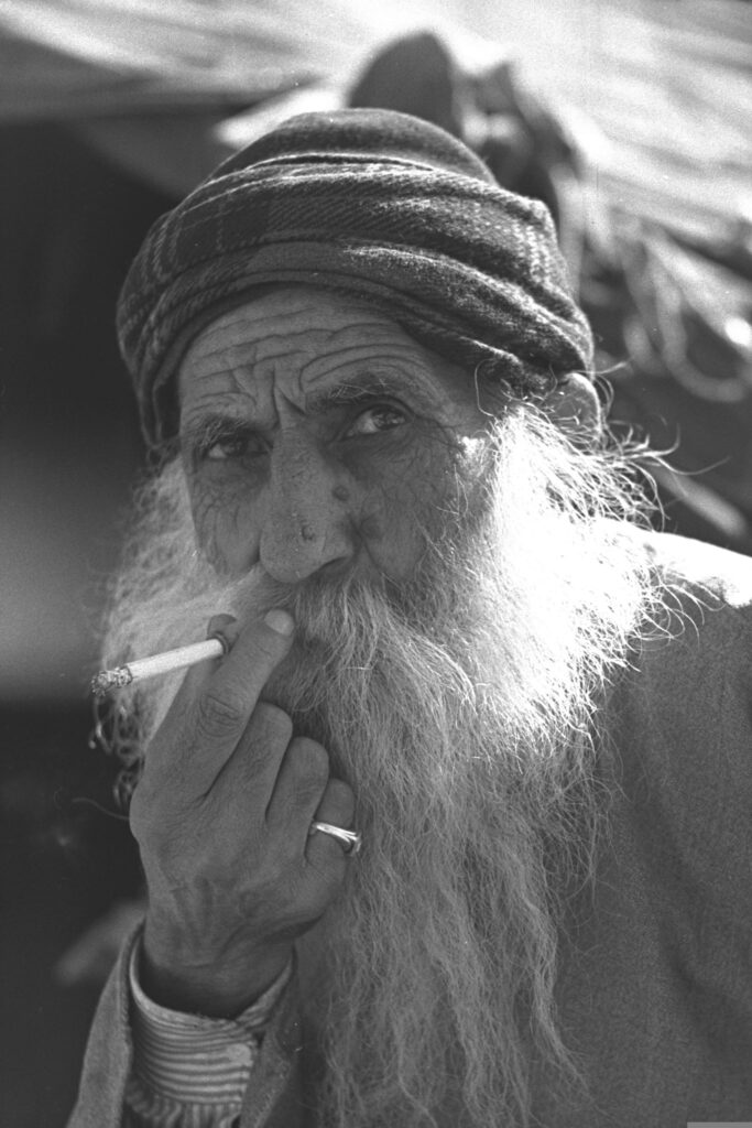 קשיש מעשן במעברה של בת ים - בראונר טדי