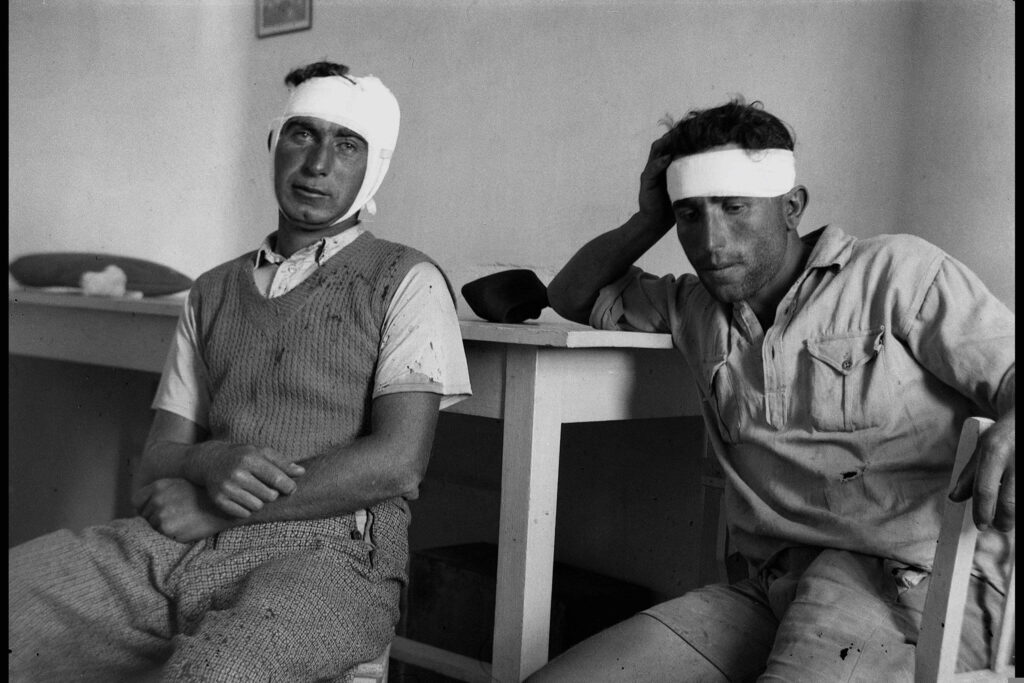 שני מפגינים שנפצעו ע"י שוטרים בריטים, בהפגנת תושבי כפר סבא למען עבודה עברית - קפלן דניאל