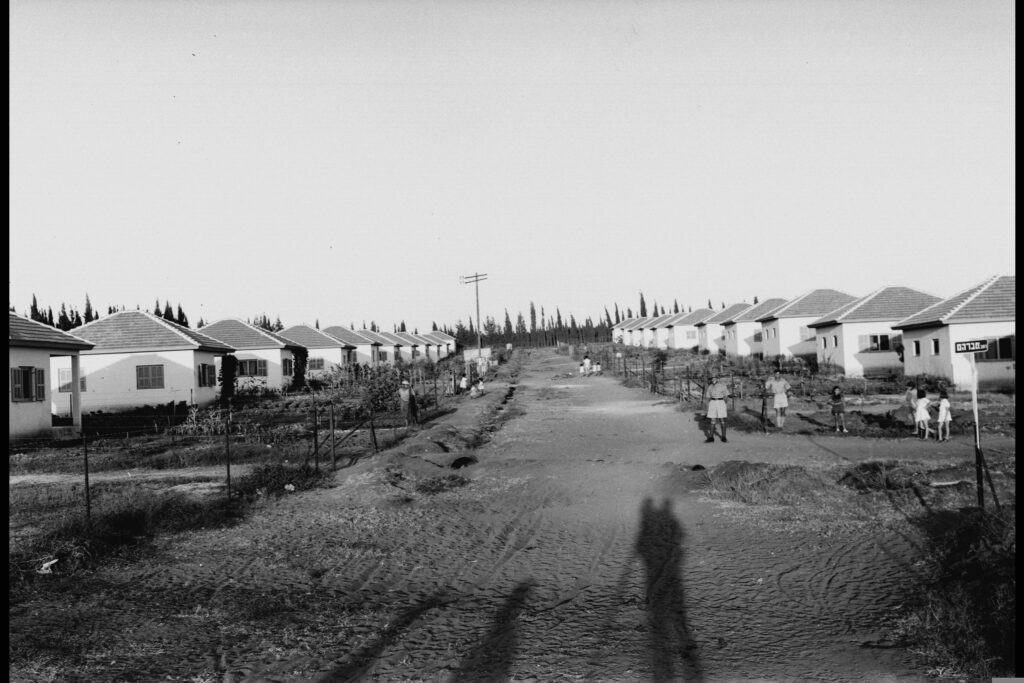 מראה כללי של רחוב אברהם ביישוב כפר סבא - קפלן דניאל