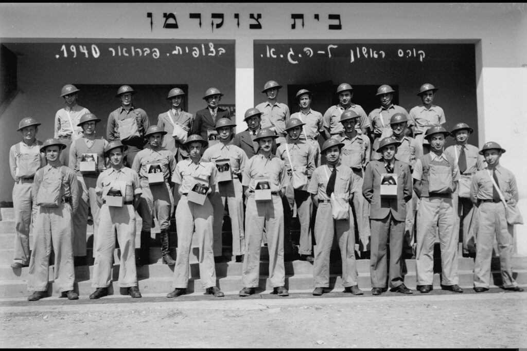 צילום משותף של משתתפי הקורס הראשון של "הג"א" במושב צופית, ליד כפר סבא - קפלן דניאל