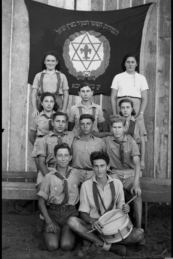 צילום משותף של חברי תנועת הנוער "השומר הצעיר", סניף כפר סבא - קפלן דניאל