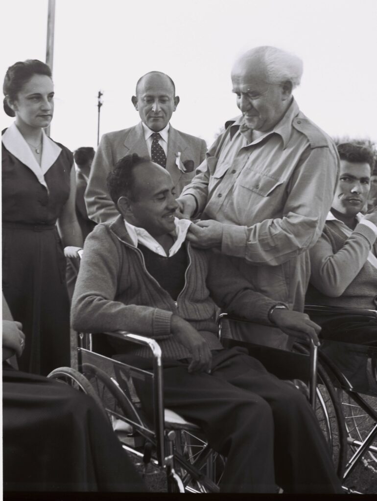 ערב יום העצמאות. דוד בן גוריון נותן ללוחם מלחמת השחרור תג מיוחד בהקריה, תל אביב - בראונר טדי