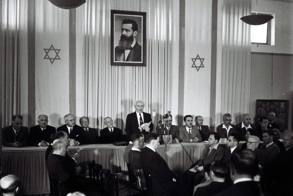 הכרזת העצמאות של מדינת ישראל, במוזאון תל אביב בשד' רוטשילד. ראש הממשלה דוד בן גוריון קורא את מגילת עצמאות ישראל, ביום הכרזת המדינה - קלוגר זולטן