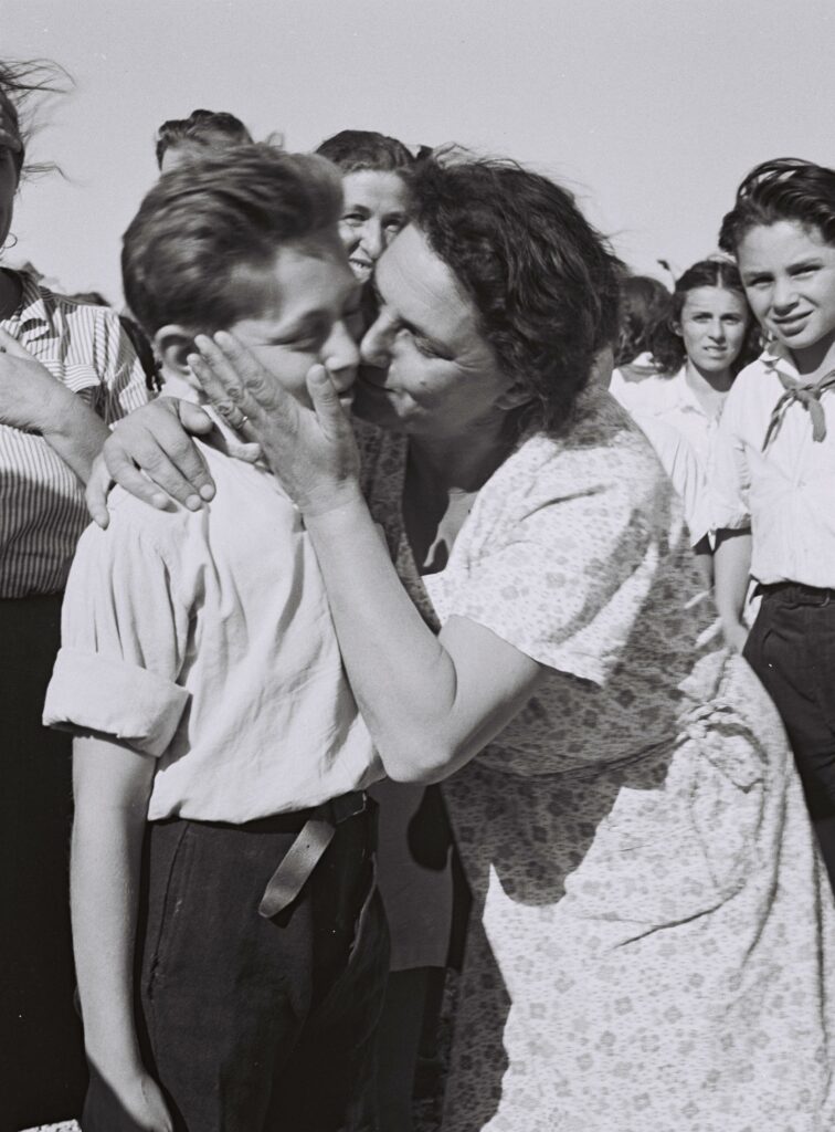 הילדים מהס.ס.נגבה פוגשים קרובי משפחה בבנימינה, עולים חדשים מאירופה - בראונר טדי