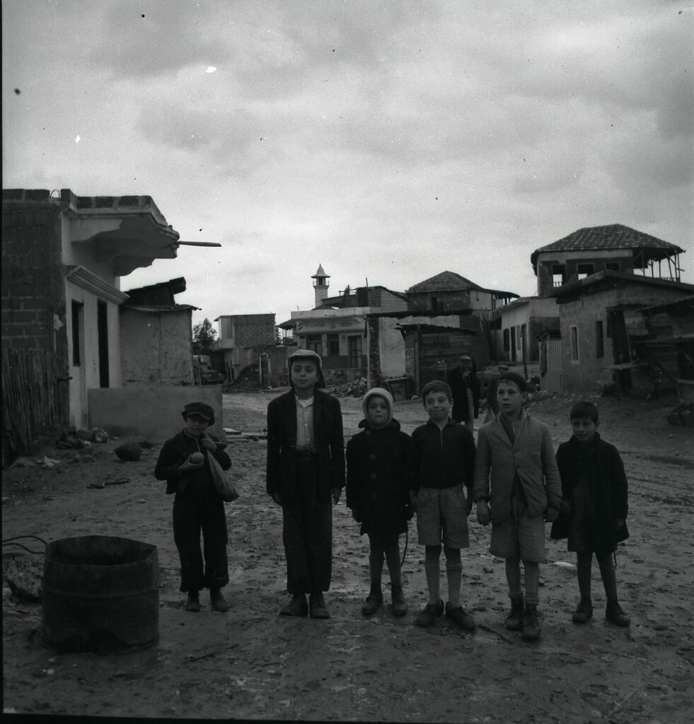 ילדי עולים ברחובות יהוד הנבנית - רותנברג בנו