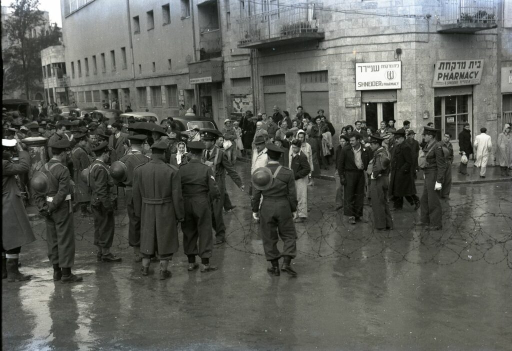 המשטרה מניחה מחסומים ומתארגנת לקראת הפגנה מתוכננת ליד משכן הכנסת בעקבות הסכמי השילומים עם גרמניה - רותנברג בנו