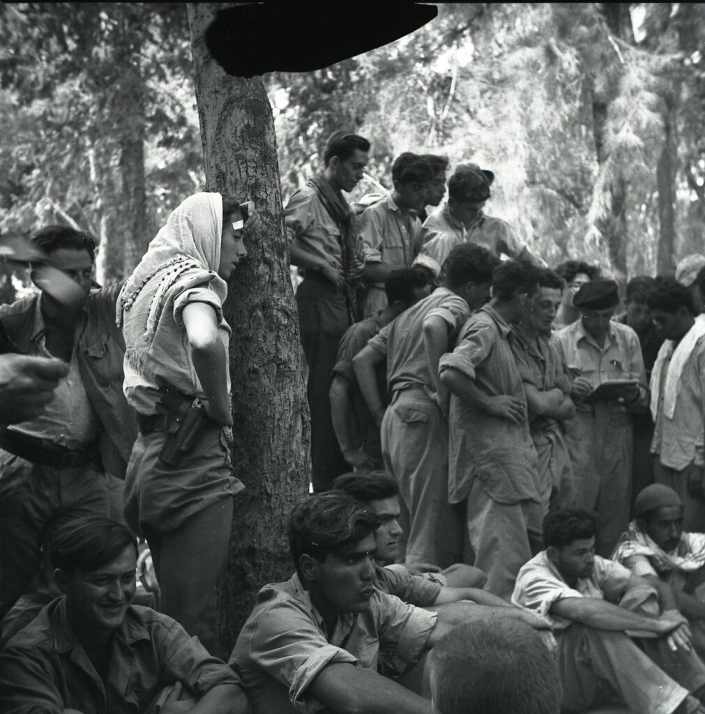 זיוה ארבל, קצינת קשר בגדוד השלישי של חטיבת יפתח מצולמת ביער בן שמן לאחר כיבוש כפר ברפיליה - כרמי בוריס