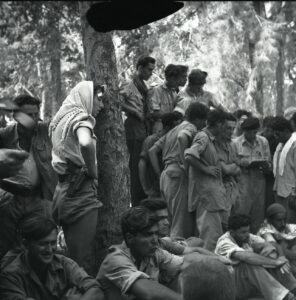 זיוה ארבל, קצינת קשר בגדוד השלישי של חטיבת יפתח מצולמת ביער בן שמן לאחר כיבוש כפר ברפיליה