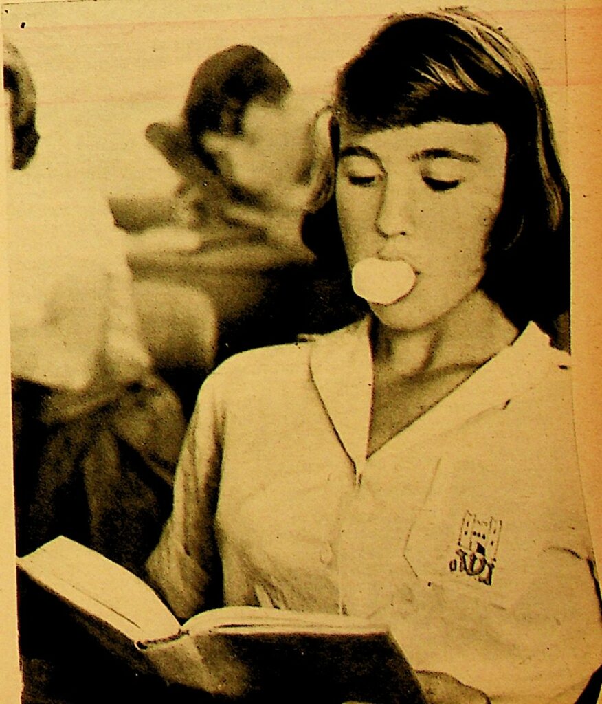 צריך לדעת לנצל את הזמן: האזניים שומעות שיעור, העיניים קוראות סיפור לנערות, והפה עסוק בעיבוד מסטיק "בלוני" - אביב (פין) נורית