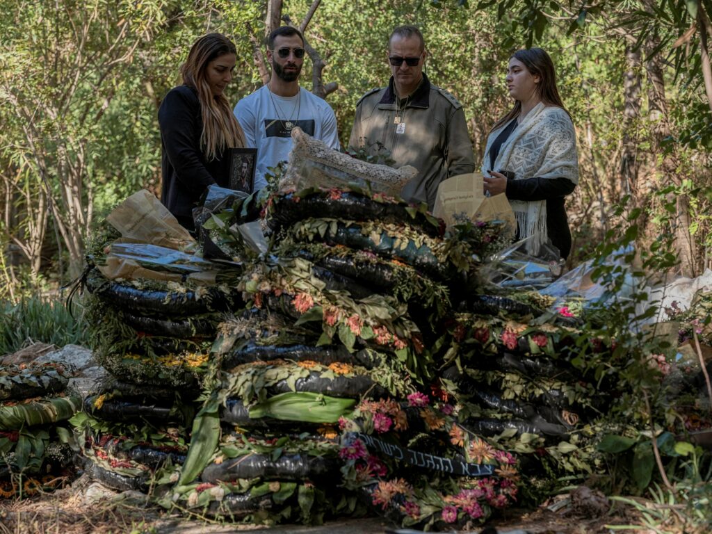 חרבות ברזל 2023. משפחת עבאס עם זרי פרחים על מצוות בנם רס"ן ג'מאל עבאס ז"ל מפקד פלוגה בגדוד 101 שבחטיבת הצנחנים. נפל 18 בנובמבר 2023 - חן יובל