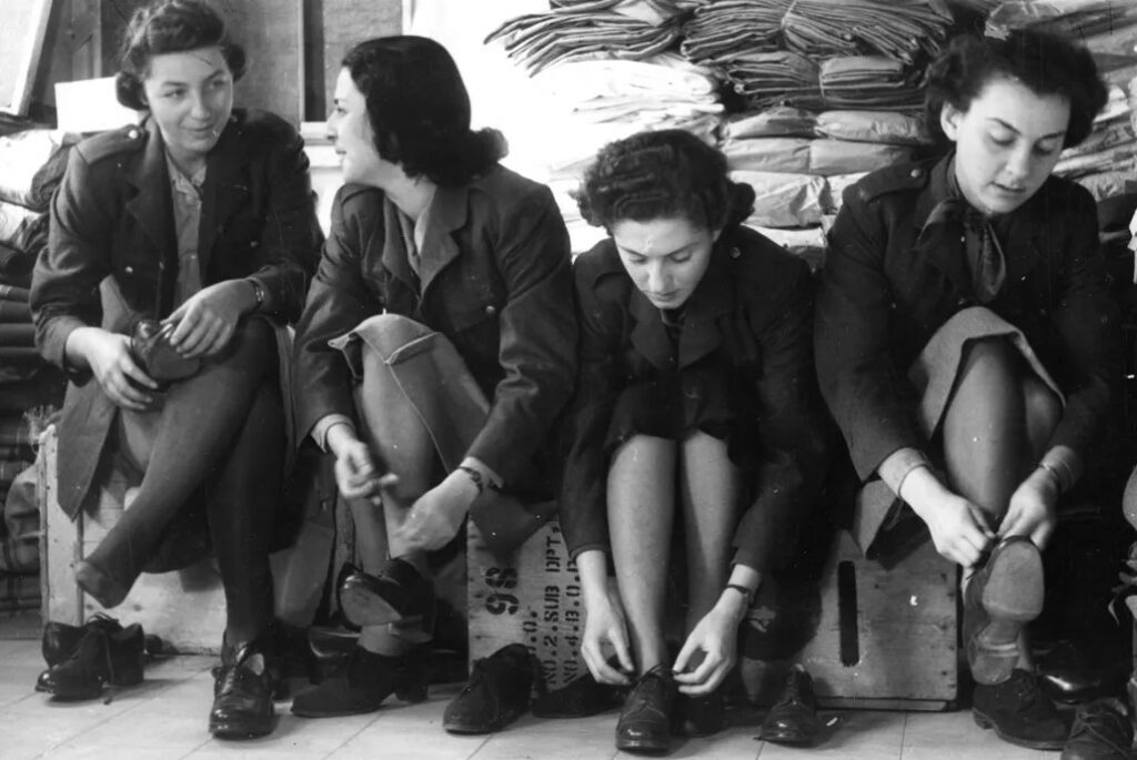 מגויסות חדשות מודדות נעליים במחנה האימונים של חיל הנשים - דינר לזר