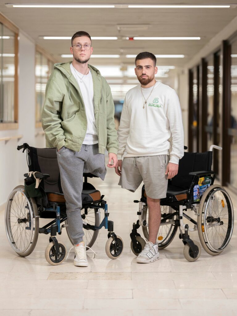 חרבות ברזל. מימין שלום שטרית משמאל נועם בן שלוש מגדוד 13 גולני נפצעו ב7 באוקטובר. שיקום בית חולים בלינסון - חן יובל