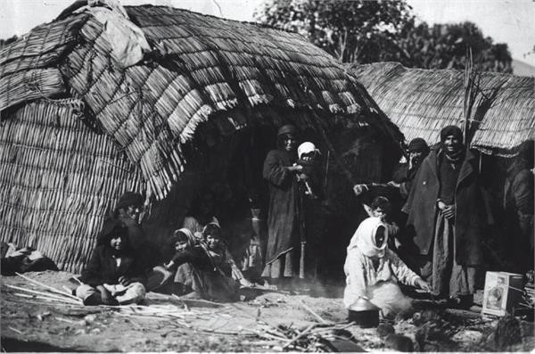 משפחת בדואים על חוף האגם מי מרום - שווייג שמואל יוסף