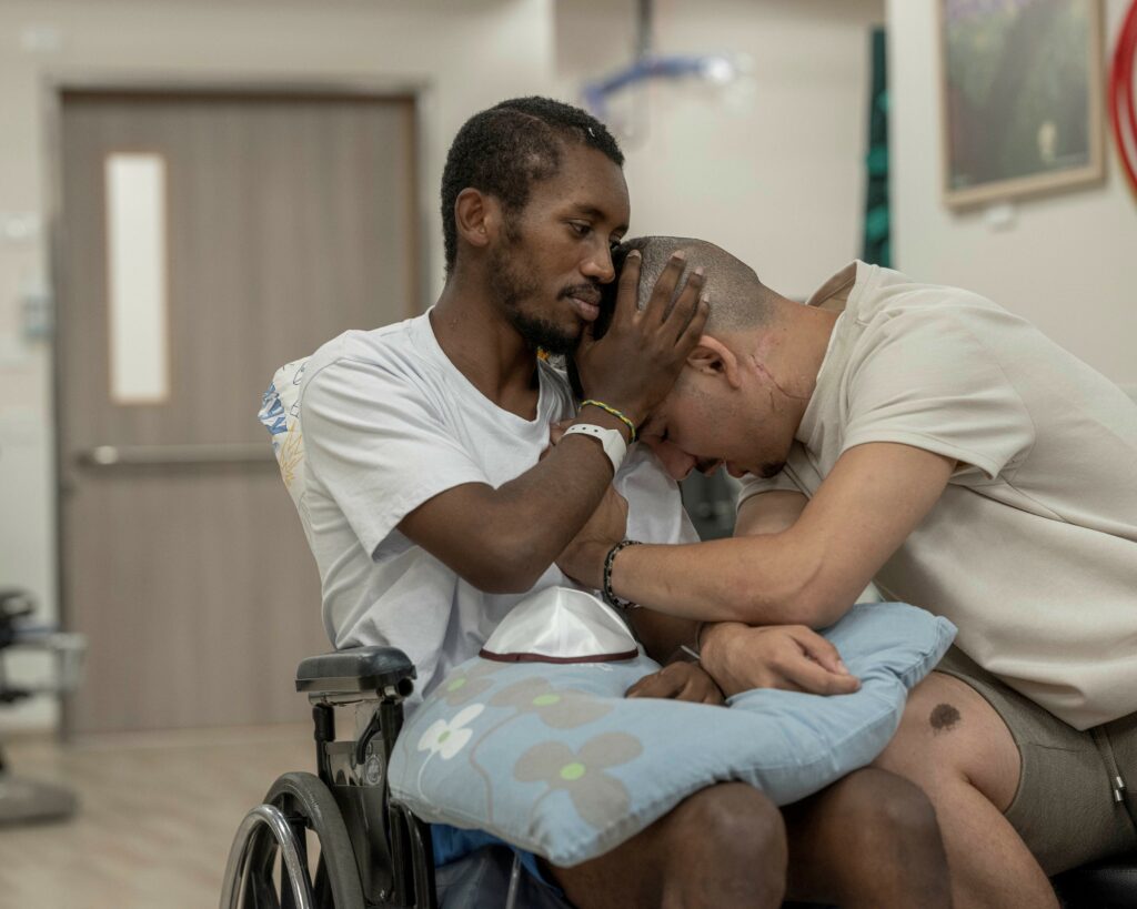 חרבות ברזל. נהוראי סולימאנו ואברהם קאסה לוחמי גולני מגדוד 51 נפצעו אנוש ב 7 באוקטובר. שיקום בית לוינשטיין. - חן יובל