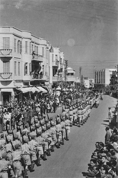 יחידת צבא יהודית עוברת ברחובות תל-אביב ביום החייל היהודי - דינר לזר