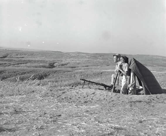 חברי קיבוץ מפלסים, ישוב חדש בגבול הנגב, בתצפית לעבר עמדות המצרים החונים בעזה - מלבסקי אברהם
