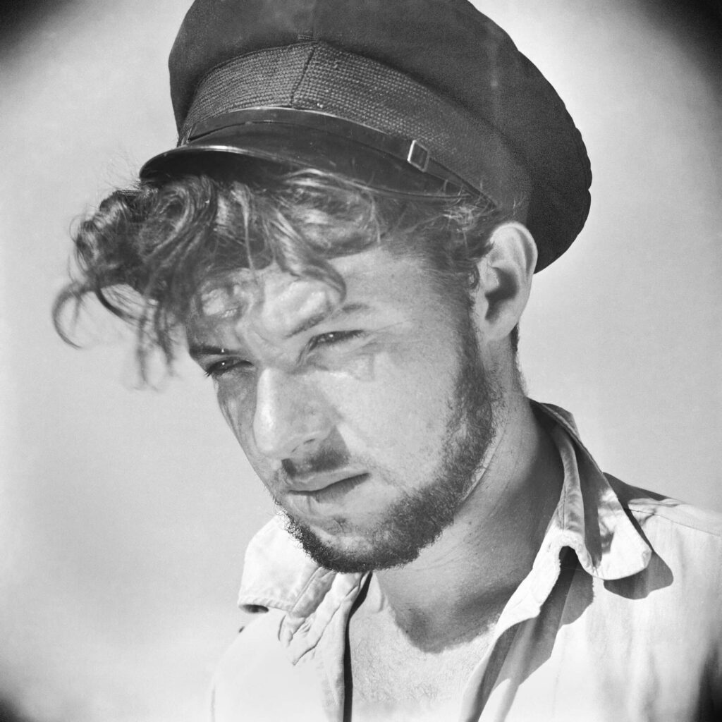 ימאי ישראלי, דן בן אמוץ, לימים סופר, עיתונאי ואמן - גולדמן פאול