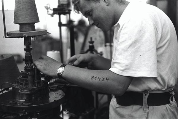 בית החרושת "לודז'יה" – פליט ליד מכונת האריגה - דינר לזר