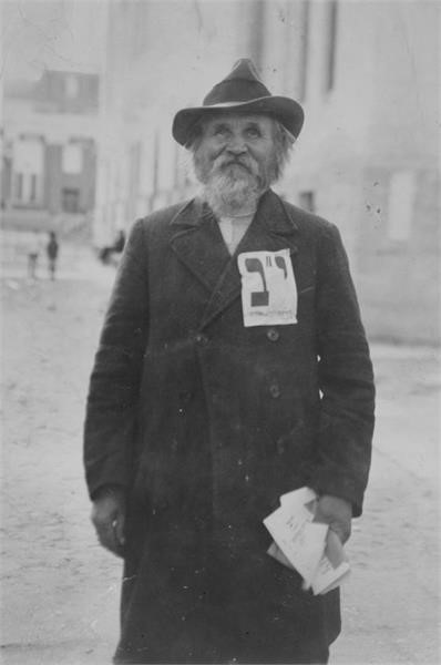 הבחירות לעיריה – אחד הטיפוסים המנהלים תעמולה לרשימה י"ב - שווייג שמואל יוסף