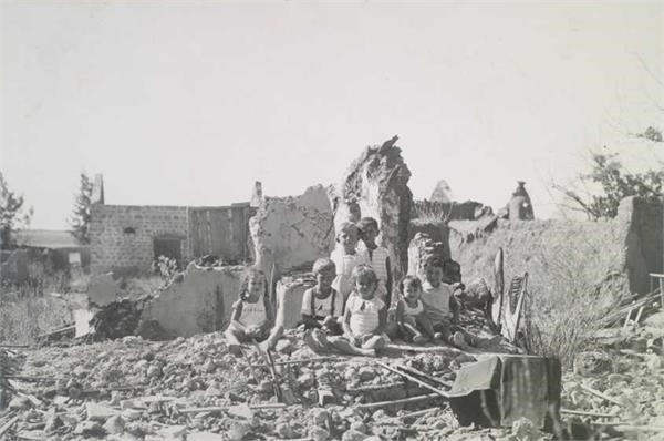 הילדים משחקים על חורבות הבתים אחרי מאורעות אב תרפ"ט - שווייג שמואל יוסף