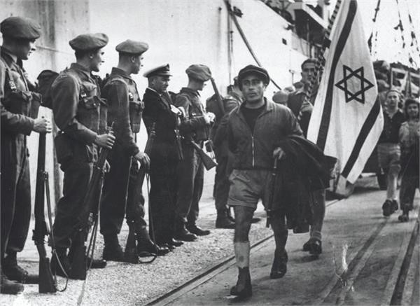 החוזרים מקפריסין – ה"חוזר" מקבל את הצדעת החיילים שגרשוהו פעם – בשריקה - דינר לזר