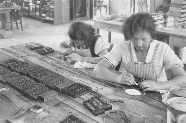 בבית חרושת לשיניים תותבות - שווייג שמואל יוסף